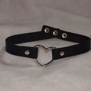 Heart faux leather choker
